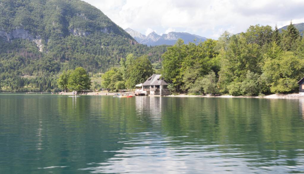 Tragična nesreča na Bohinjskem jezeru, reševalci 38-letniku niso mogli pomagati