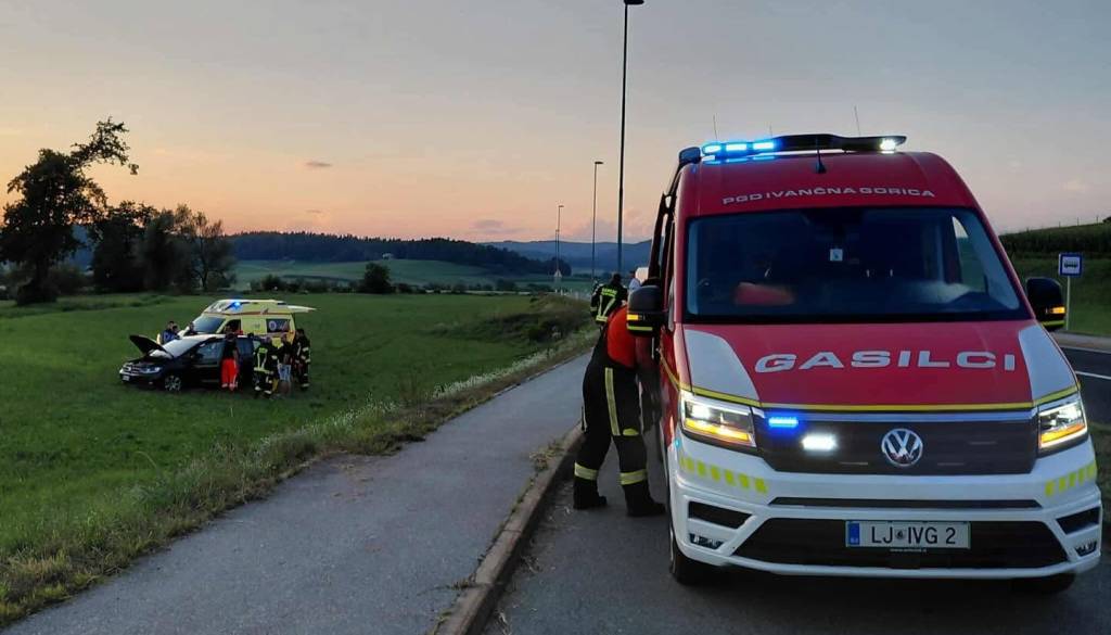 Pri Ivančni gorici požar sredi noči popolnoma uničil vozilo in poškodoval objekt