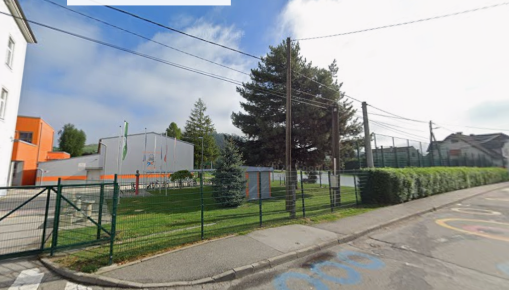 Igrišče bi odprli mladim, a vandalizem kroji pravila, takšna je rešitev mariborske šole