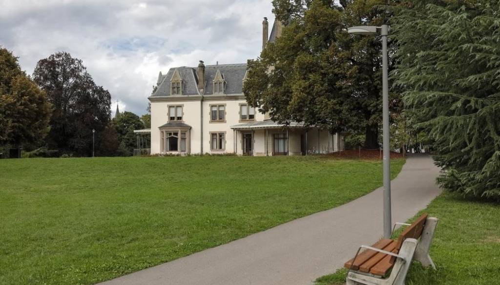 Hiša pri Zagrebu ali grad v Franciji za enako ceno? Primerjava sprožila burno razpravo