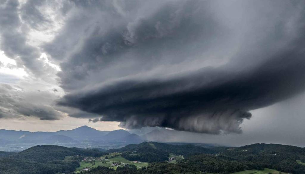 Vročina se stopnjuje, popoldne pa lahko udarijo plohe in nevihte