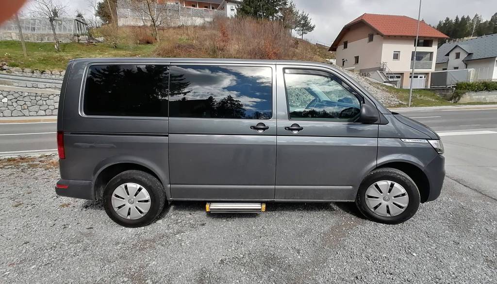 Oborožen rop pred trgovino na Dolenjskem: Moškemu naj bi grozili s pištolo in ukradli kombi
