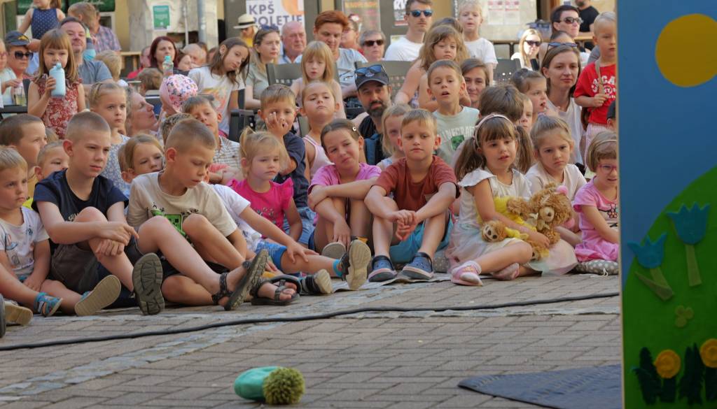FOTO in VIDEO: Grajsko dvorišče dopoldne napolnil nagajivi Pedenjped