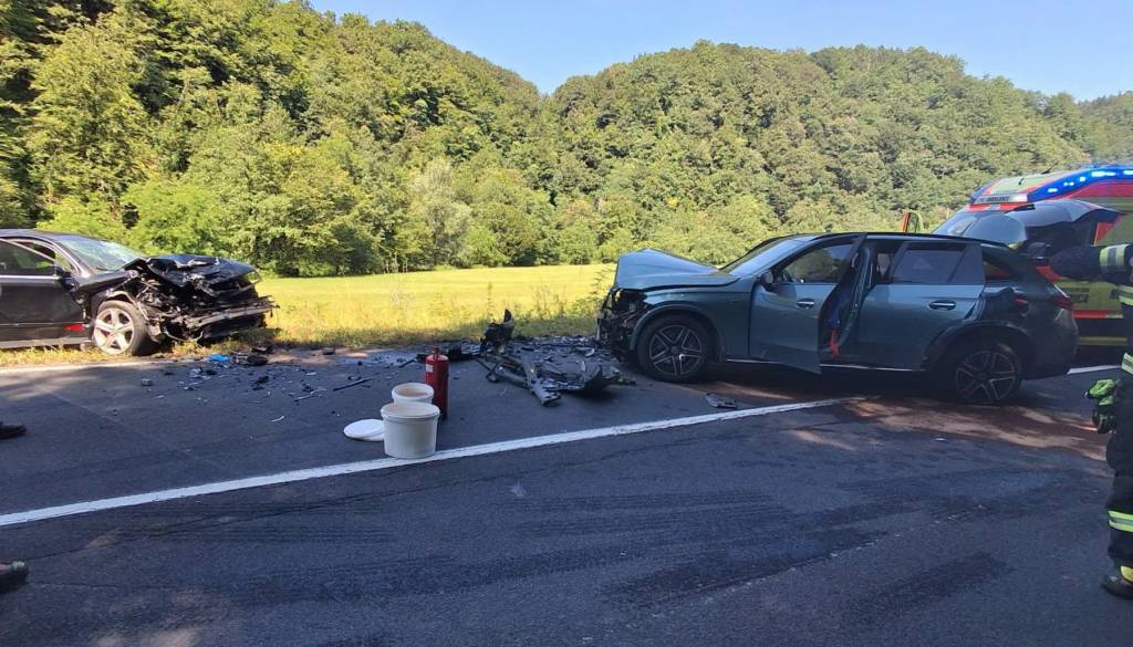 V trčenju dveh vozil pri Sevnici poškodovane tri osebe