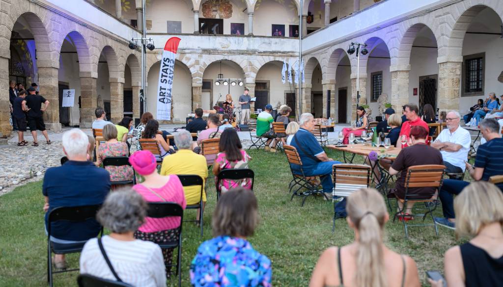 FOTO in VIDEO: Na Ptujskem gradu odprli razstavo italijanske umetnice, sledil je koncert Bande haloške