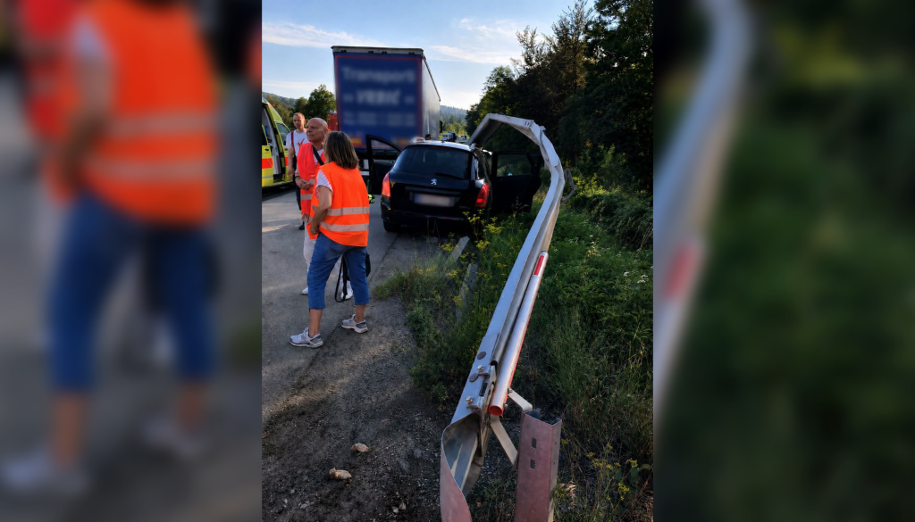 Verižno trčenje na avtocesti, dve poškodovani osebi odpeljali v UKC Ljubljana