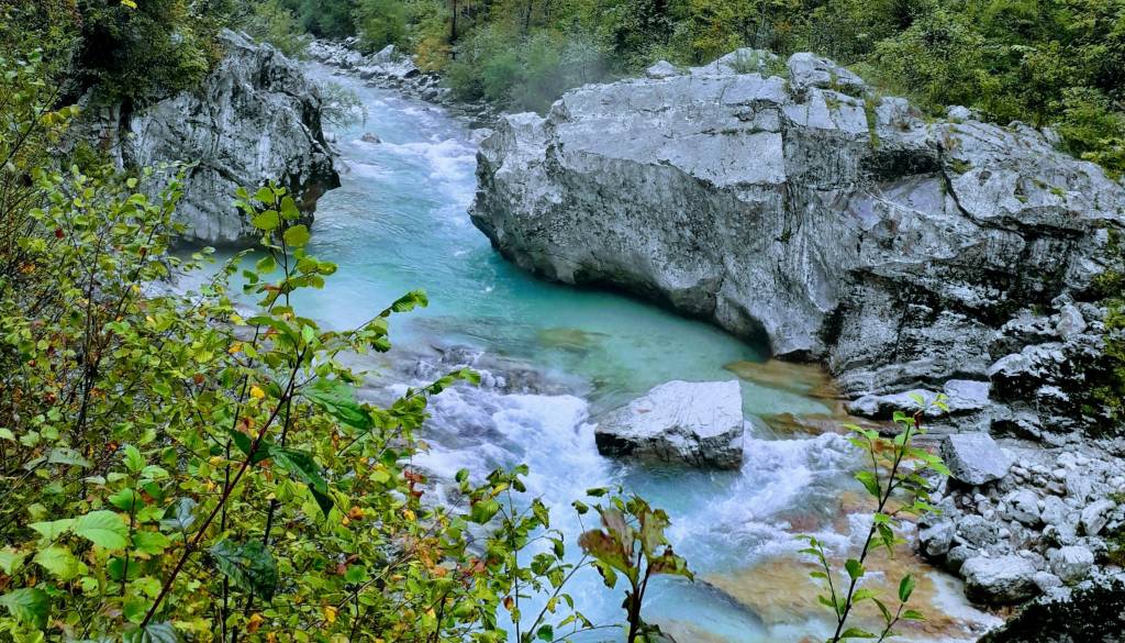 Skala padla med kopalce v Soči, poškodovane tri osebe