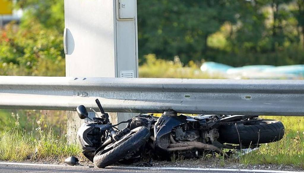 Črn dan na Obali: Motorist umrl, voznik e-skiroja se bori s hudimi poškodbami