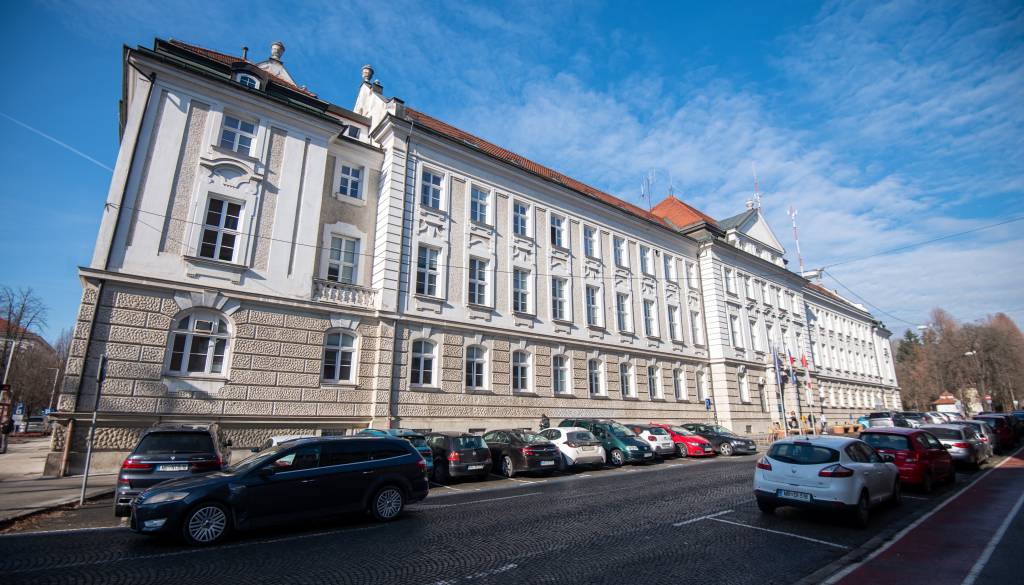Plača več kot 2.160 evrov bruto: Mariborska občina zaposluje