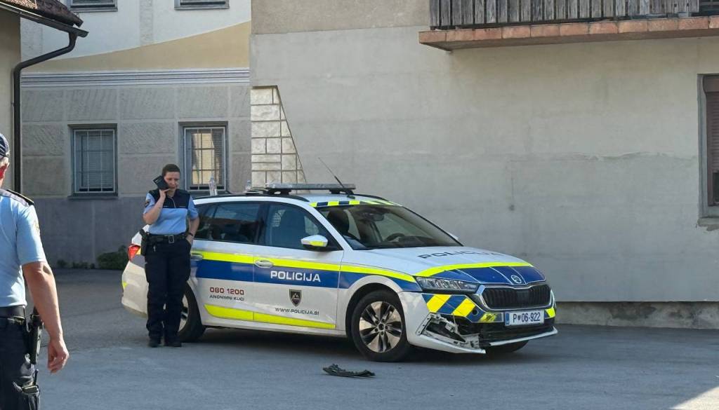 FOTO: Kaj se dogaja? Kočevje preletava helikopter, na kraju razbit policijski avto