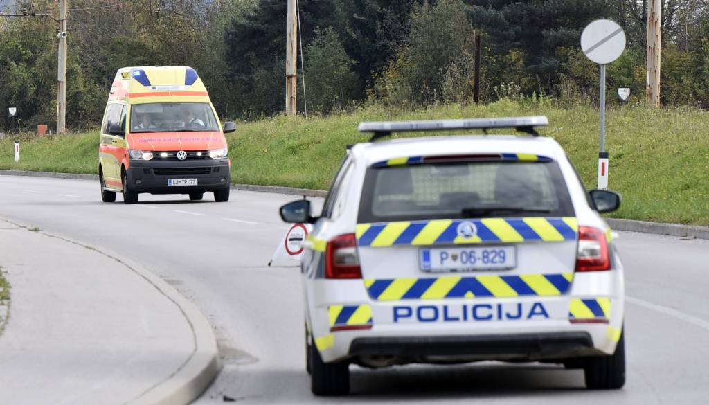 V nesreči trije poškodovani, povzročiteljica vozila pod vplivom alkohola in po napačni strani