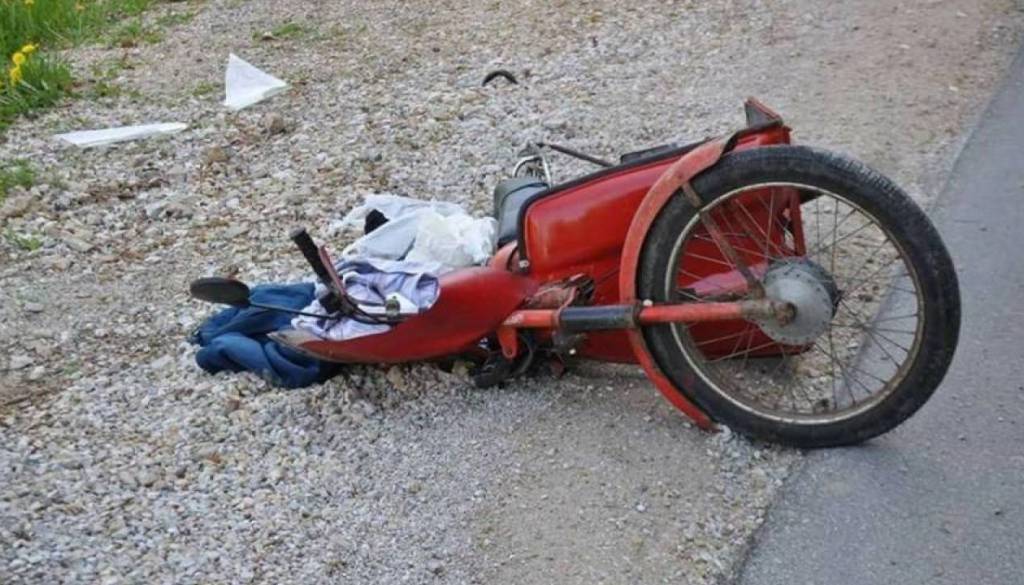 Mladoletnik brez izpita povzročil nesrečo, dve osebi končali v bolnišnici