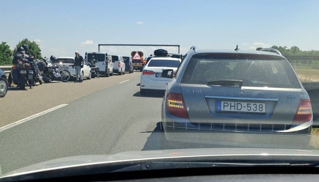 Na pomurski avtocesti čelno v naletni meh, voznik kaznovan