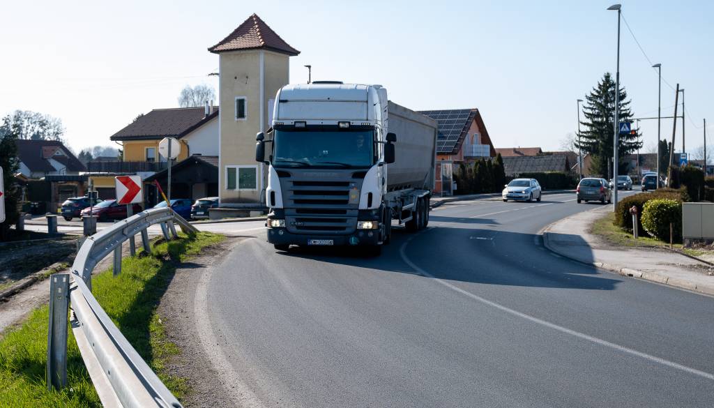 Na cesti Ptuj–Spuhlja načrtujejo protihrupno zaščito stavb, zunaj je razpis