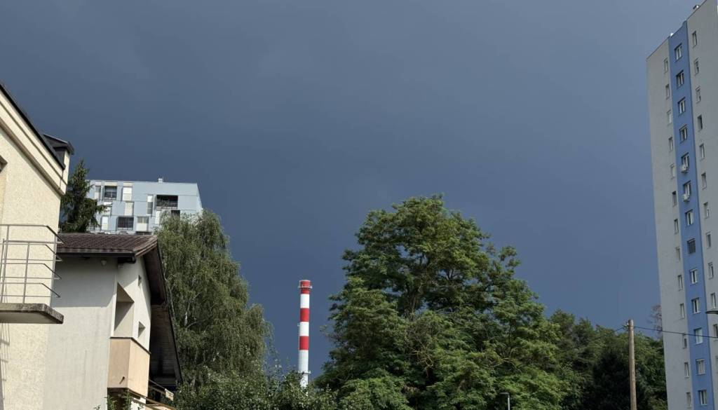 Začelo se je! Nevihtni pas se krepi in pomika proti vzhodu, na udaru tudi Štajerska