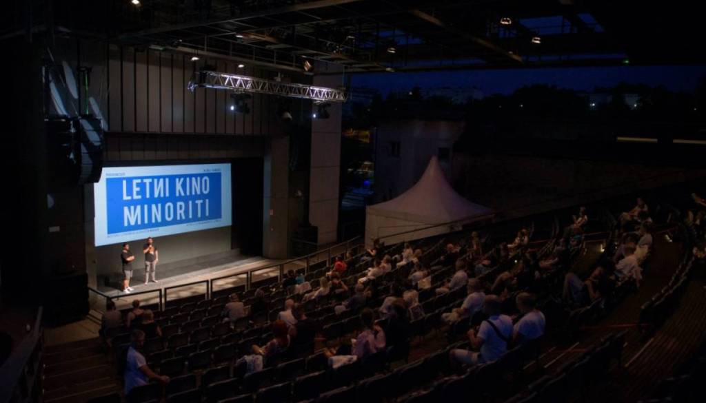 Filmske projekcije v čarobnem vzdušju, Letni kino Minoriti prinaša različne filmske zvrsti in žanre ter v ospredje postavlja preslišane in utišane glasove tega sveta