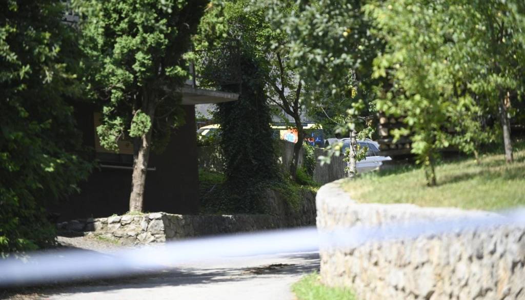 Policijska akcija pri Moravčah: Osumljenec zdaj najden mrtev v hiši, nevarnosti ni več