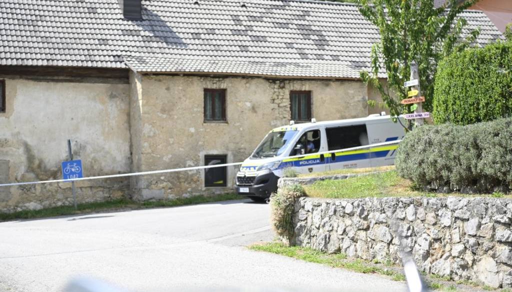 Policija razkrila ozadje drame v idilični vasici: Strelec mrtev, 49-letnica še vedno v smrtni nevarnosti, motiv pa ...