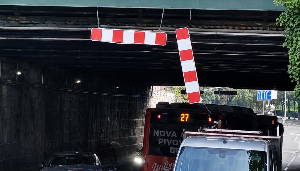 Podvoz pri Orto Baru spet v središču pozornosti: Nad vozili 'binglja' prometni znak