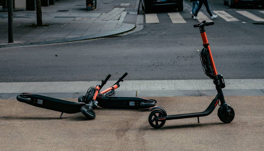 Priljubljeni trgovec odpoklical električne skiroje, spoj se lahko zlomi med vožnjo