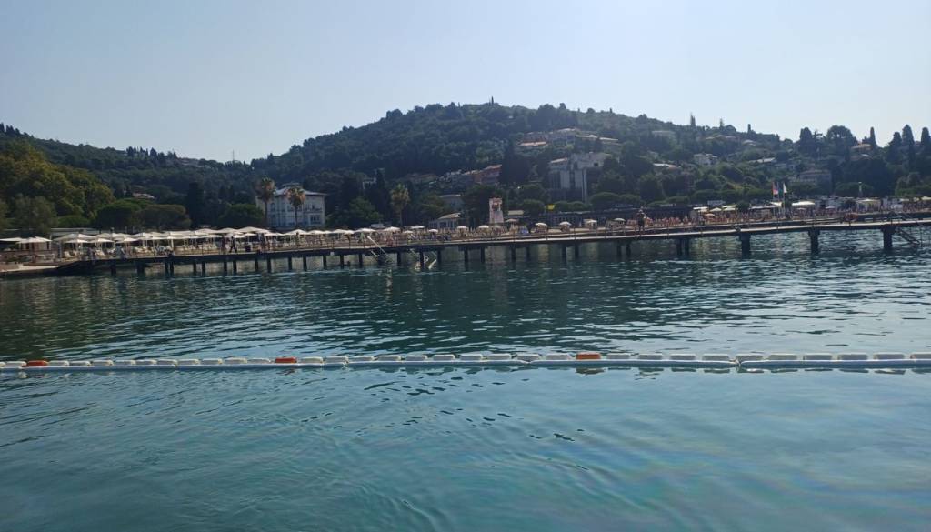 Alarm na slovenski obali: V morje izteklo gorivo, kopanje v Portorožu prepovedano