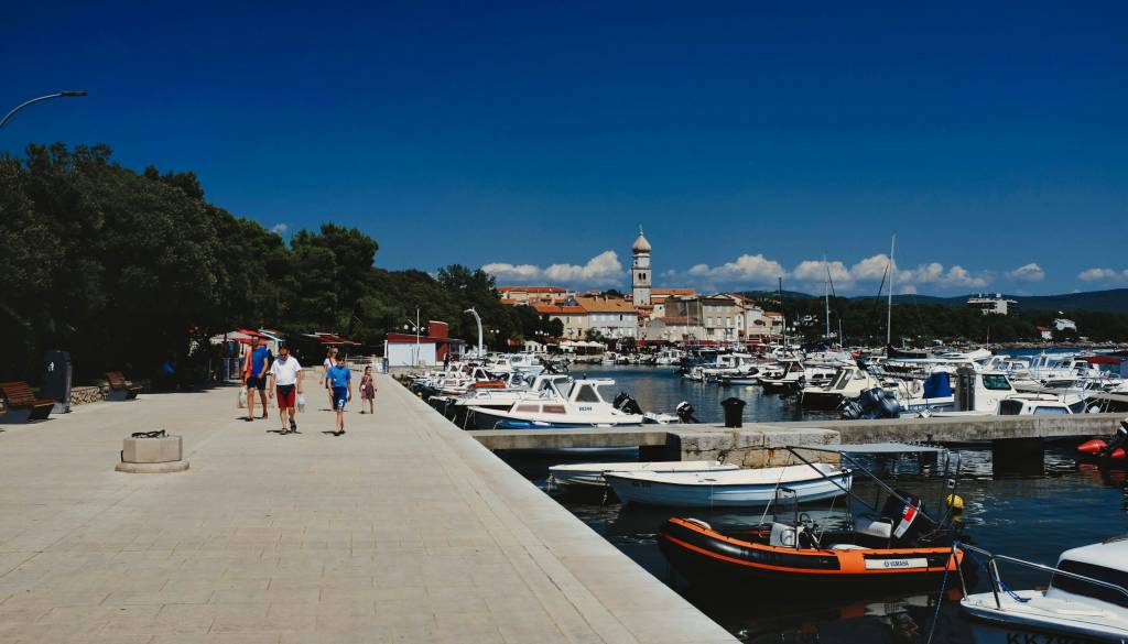 Je »zlati otok« postal predrag? Tako drago je na Krku, turistov kljub vsemu ne manjka