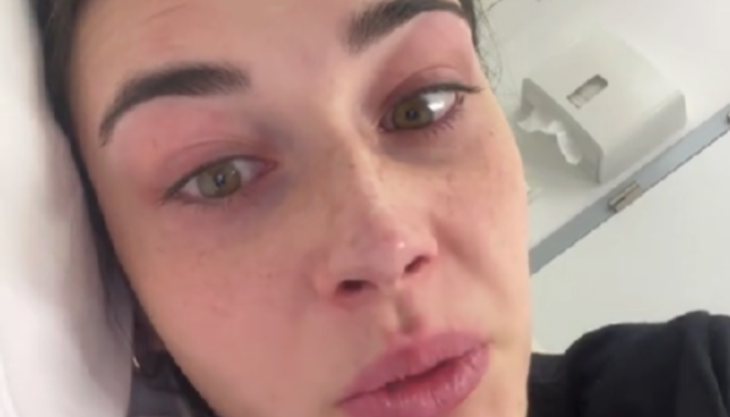 »Saj si mlada, boš prebolela.« Izpoved influencerke z infekcijske klinike razburila splet