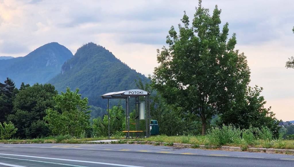 Po številnih opozorilih Potoki dobili novo avtobusno nadstrešnico