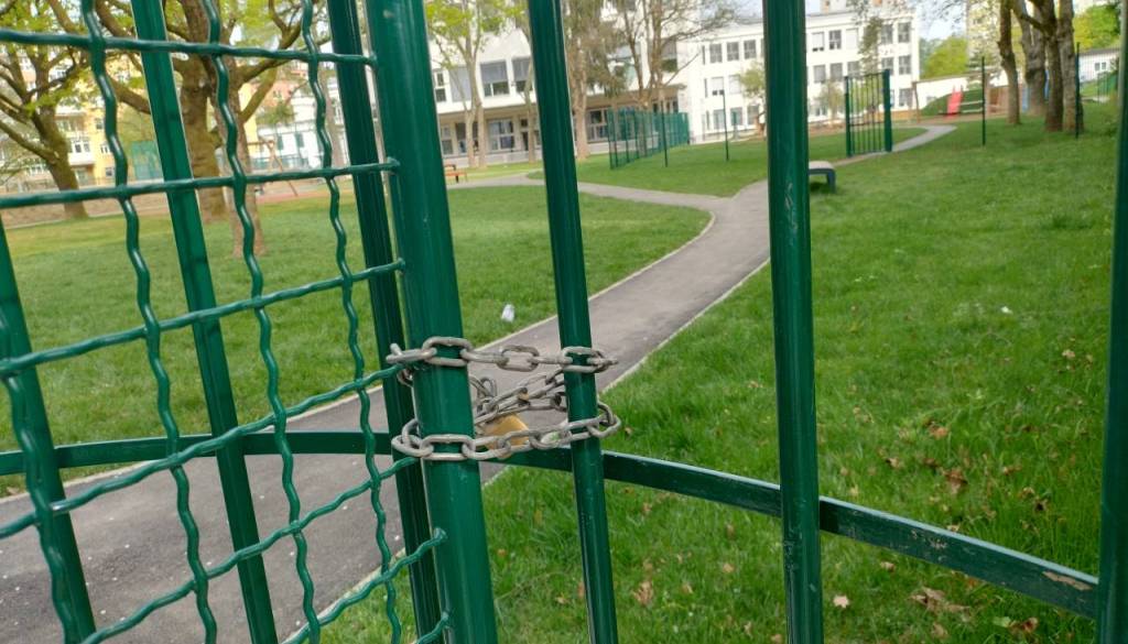 Janković obljubil odprta šolska igrišča, a za otroke iz Savskega naselja to ne velja.