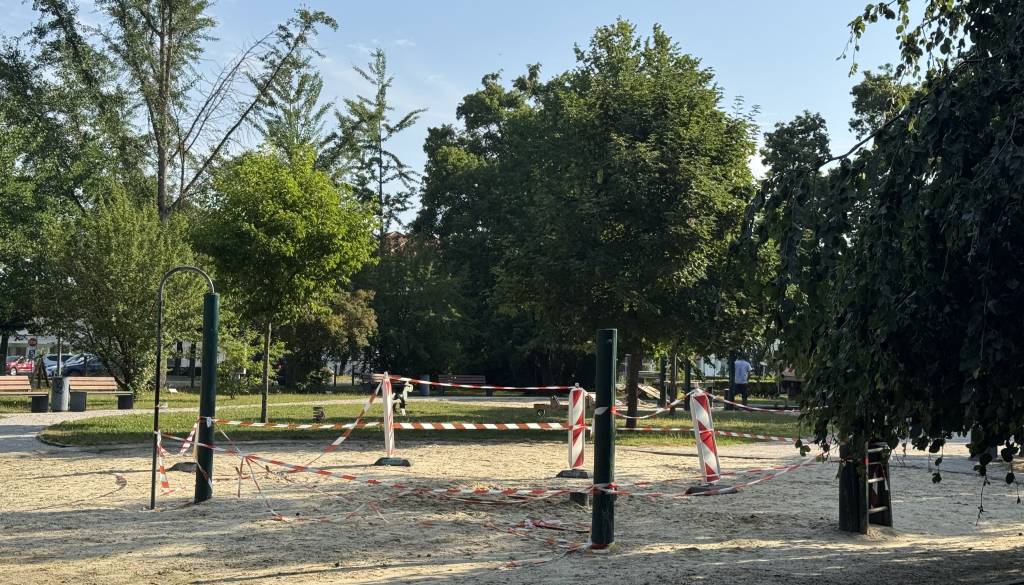 FOTO: V mestnem parku začeli odstranjevati igrala, kaj bo nastalo na njihovem mestu?