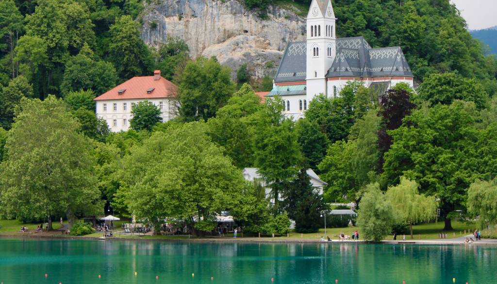Obiskovalce Blejskega jezera opozarjajo na kratkotrajne zapore poti