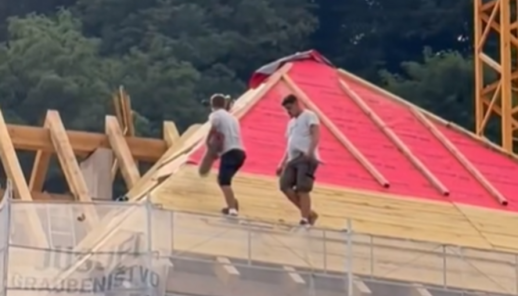 VIDEO: Nevaren prizor v središču Ljubljane: delavca hodila po strehi brez vidne zaščite, podjetje pojasnilo dogajanje