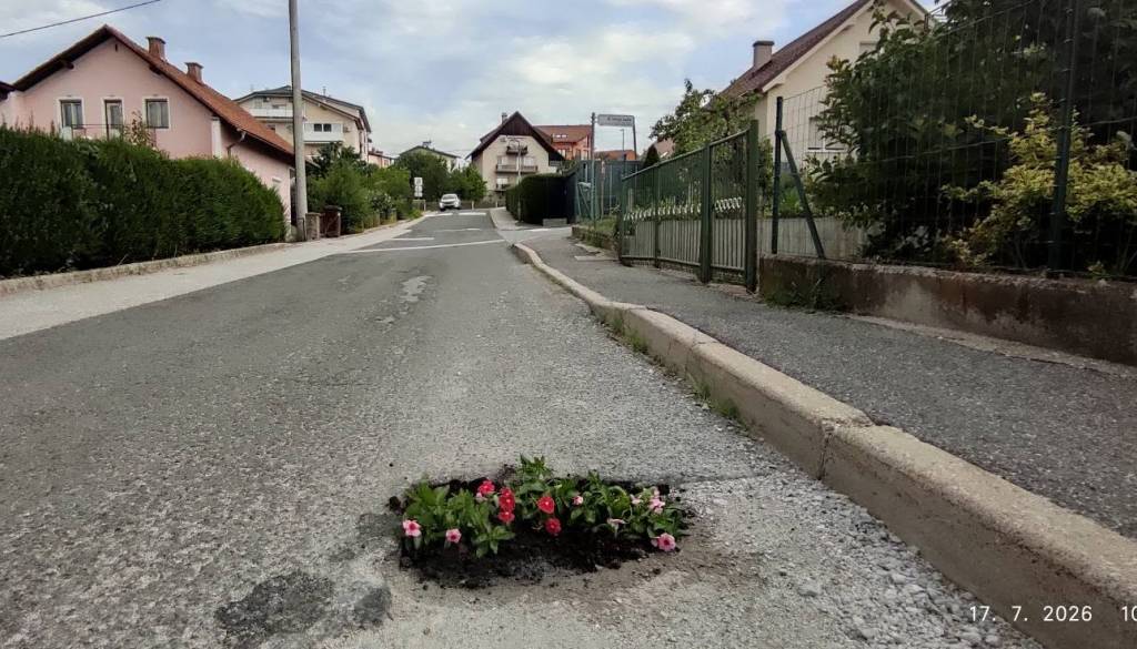 FOTO: Ker asfalta ni dočakal, je nevarno luknjo v cesti spremenil v ...
