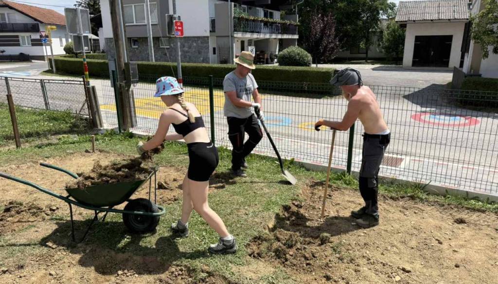 FOTO in VIDEO: Študenti zavihali rokave, urejajo mostove, kegljišče in čutno pot