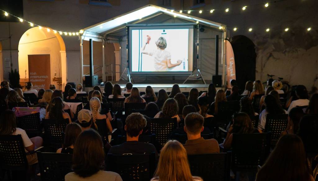 FOTO: Grajsko dvorišče se je spremenilo v poletni kino, na sporedu slovenska klasika