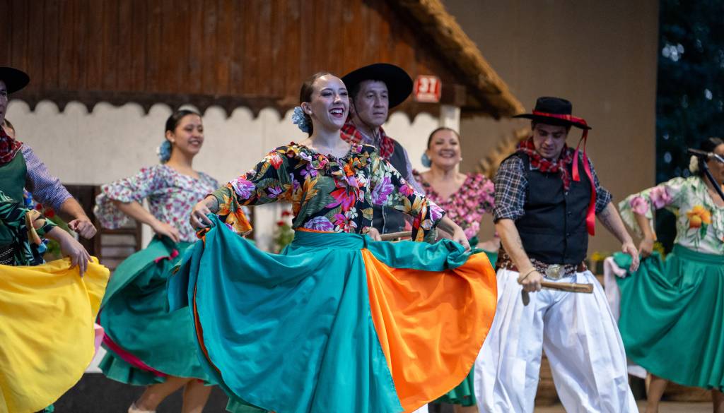 FOTO in VIDEO: Večer tuje folklore v Beltincih navdušil z ritmi Argentine, Italije in Slovaške