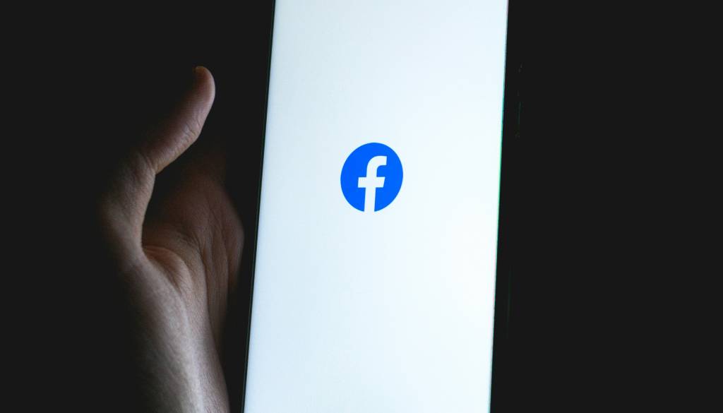 Na Facebooku danes številne težave: Uporabnike pričaka neprijetno sporočilo