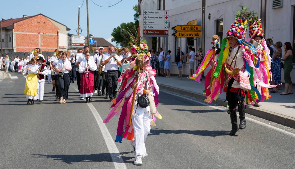 FOTO in VIDEO: Povorka in praznik slovenske folklore sklenila festival v Beltincih