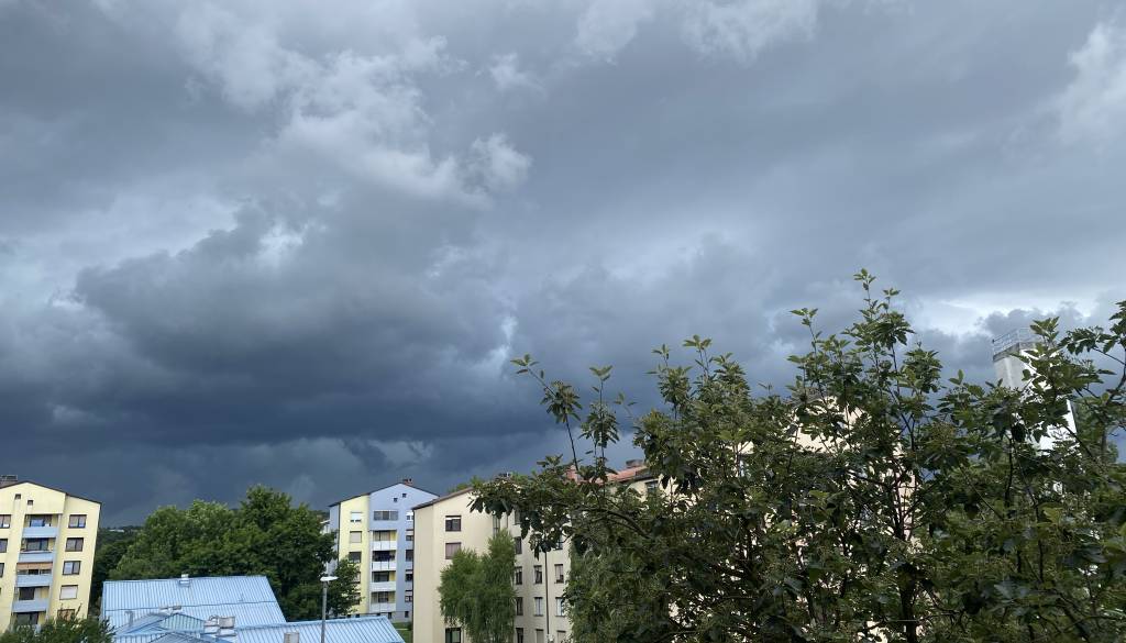 Izdano oranžno opozorilo: Severovzhodu grozijo močne nevihte in nevaren veter