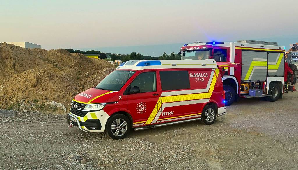 V Ormožu iz cisterne iztekla nevarna snov, gasilci pozivajo: Ne približujte se območju