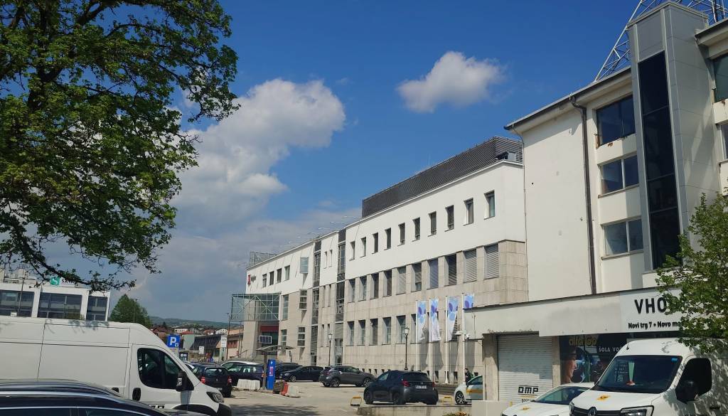 Velikega parkirišča v Novem mestu ne bo več: Začenja se gradnja na Novem trgu