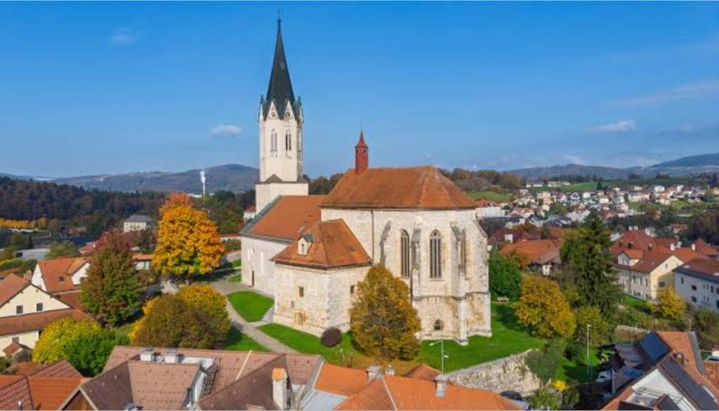 Velika kadrovska rošada v Novomeški škofiji: preverite, kdo prihaja in odhaja v župnijo