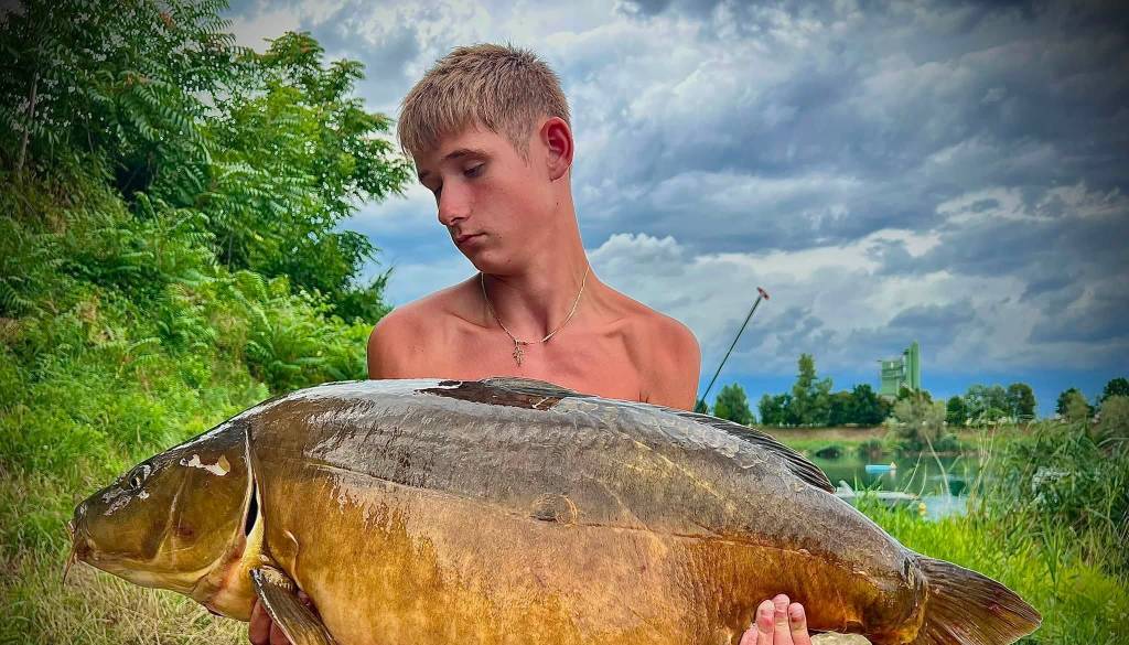 14-letnik na Soboškem jezeru ujel 24-kilogramskega krapa