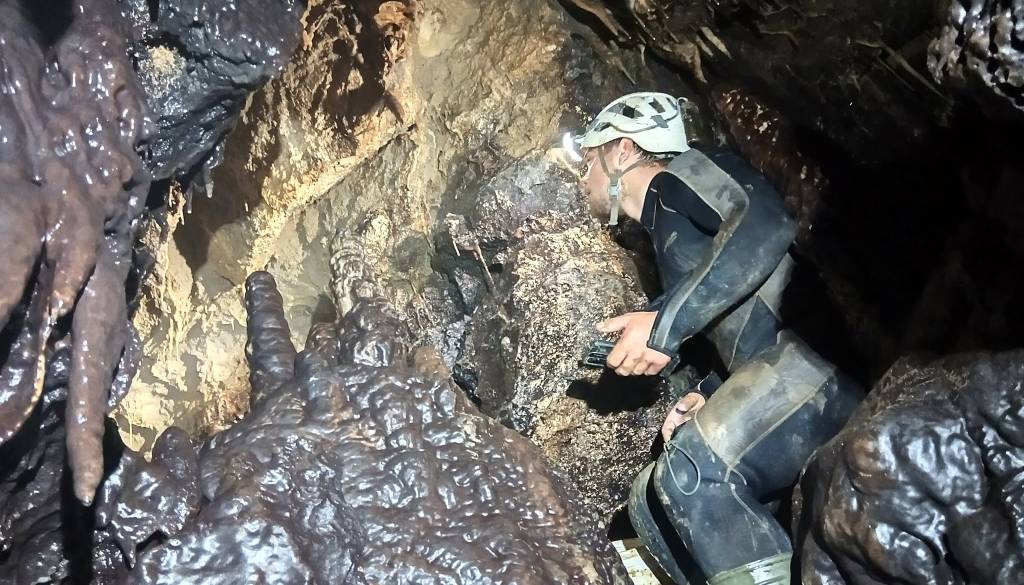 Pod Dolenjsko odkrili novih 130 metrov rovov, izza sifona slišali šumenje