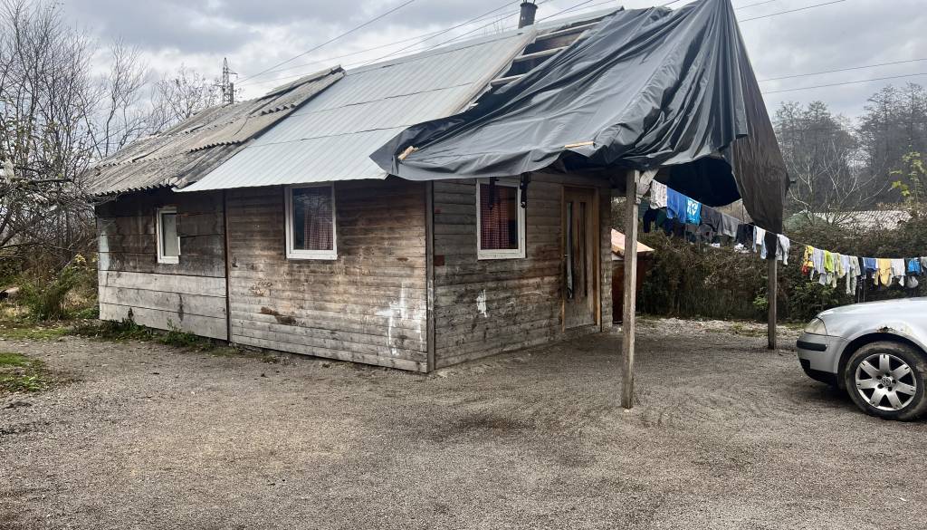 Ker živi blizu romskega naselja, so pred sklenitvijo naročniškega razmerja zahtevali bančne izpiske