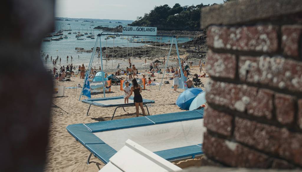 Na Hrvaškem zalotili moškega, ki je na plaži snemal otroke