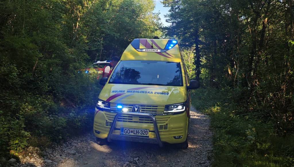 Parkiral avto, ga zapustil, potem pa šok: Vozilo, v katerem je ostala ženska, začelo drseti proti reki