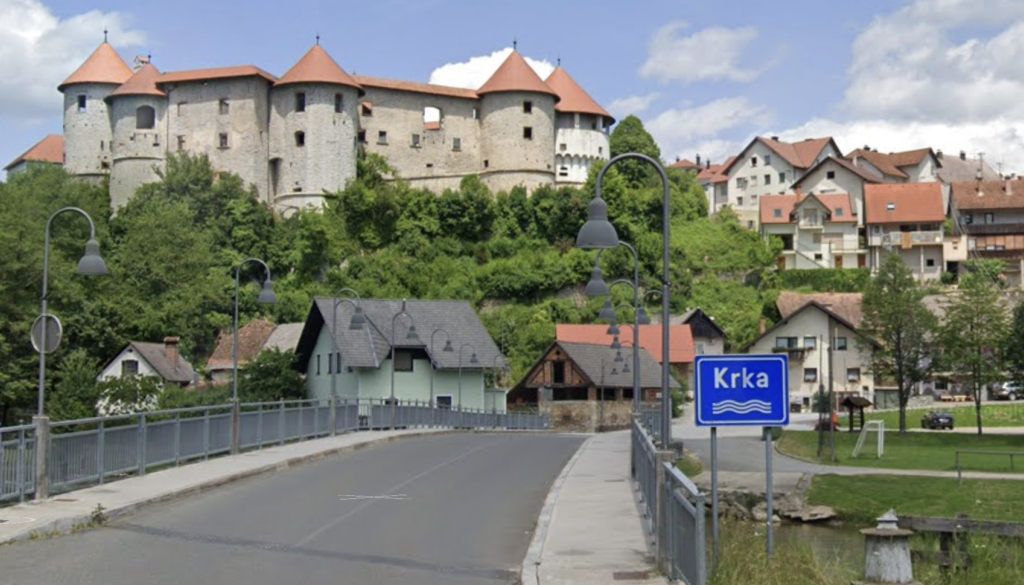 Cestni obračun na Dolenjskem: Po sporu zaradi prehitevanja iz žepa potegnil nož ...
