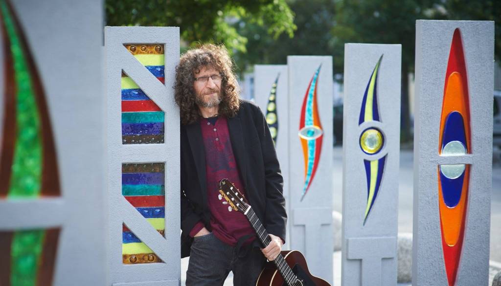 Zaradi velikega zanimanja Adi Smolar seli koncert v Minoritski samostan
