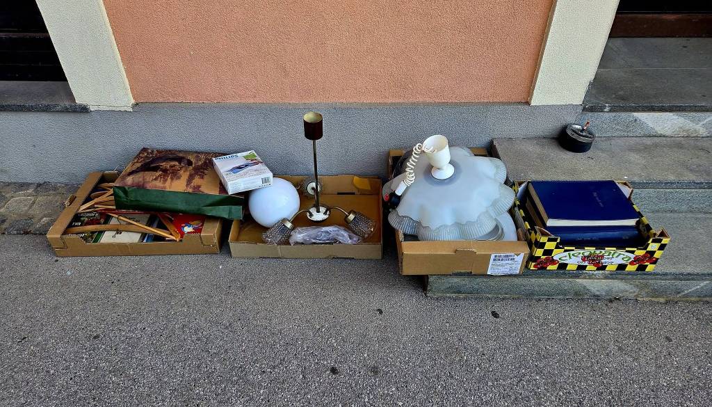 FOTO: Takšni prizori jo vsak dan pričakajo pred kočevsko trgovino: »Enostavno več ne vem, kaj ...«